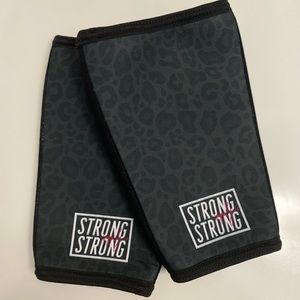 New and unused Strong Strong Supply 5mm knee sleeves (size medium).